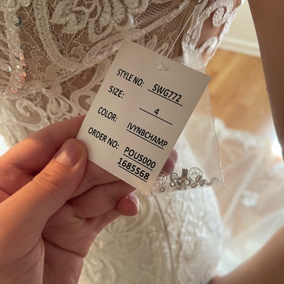 David’s Bridal Galina Signature Wedding dress. Never worn. - Picture 8 of 9